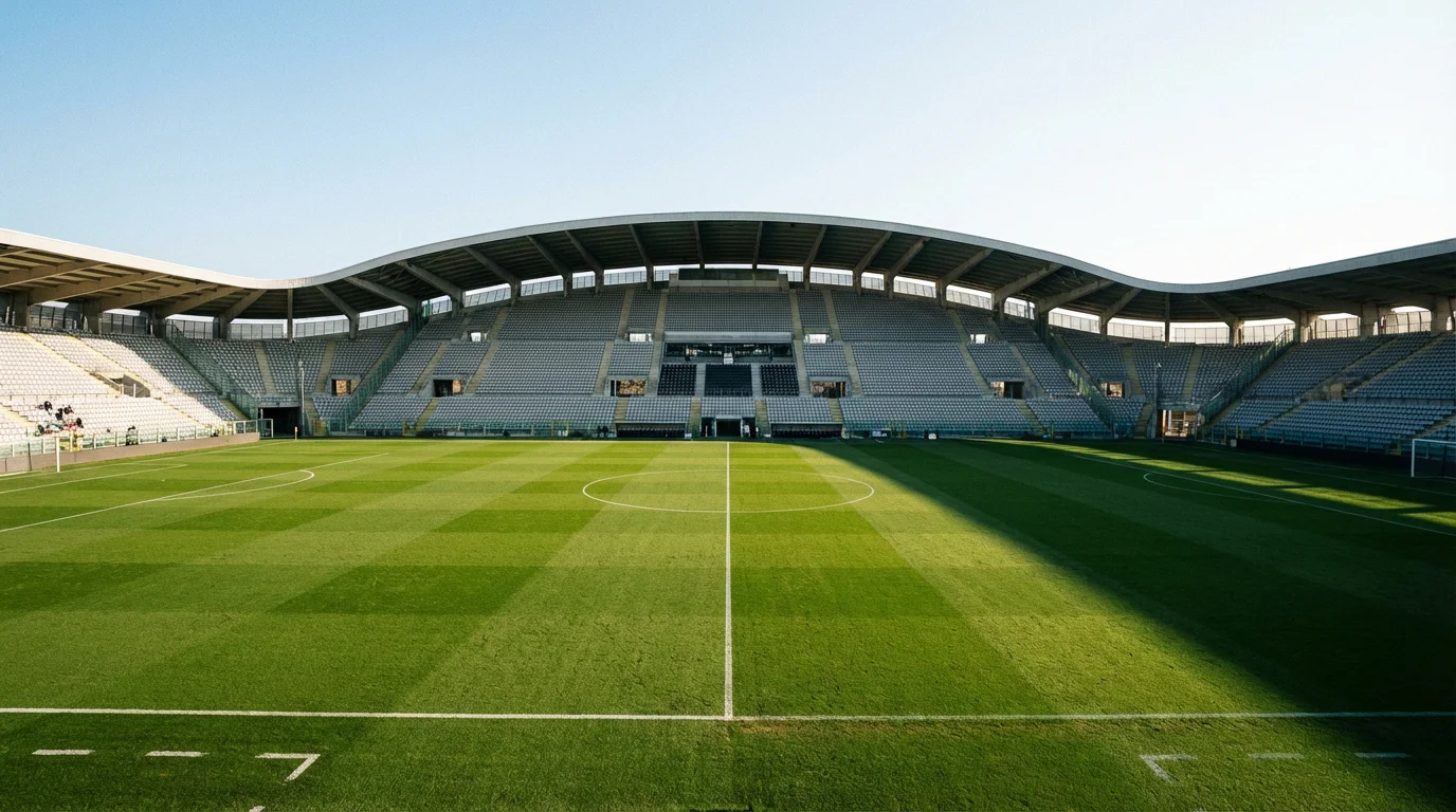 Campo da calcio di Serie A con erba verde perfetta visto dalla tribuna