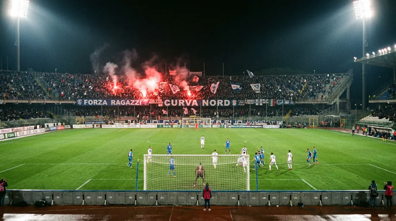 Stadio di Serie B italiano con tribune gremite durante una partita serale