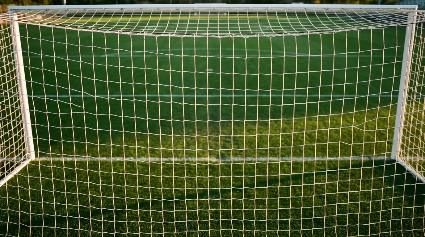 Rete da calcio vista da dietro la porta con il campo verde sullo sfondo